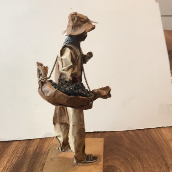 Handcrafted paper mache Costa Rican farmer bringing home days crop - Picture 3 of 12